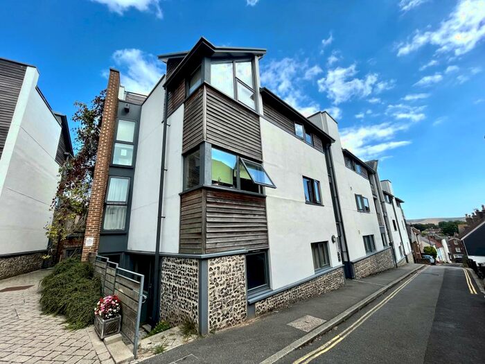 1 Bedroom Ground Flat To Rent In St. Nicholas Lane, Lewes, BN7