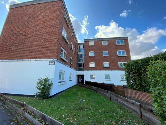 2 Bedroom Flat To Rent In St. Lukes Close, London, SE25