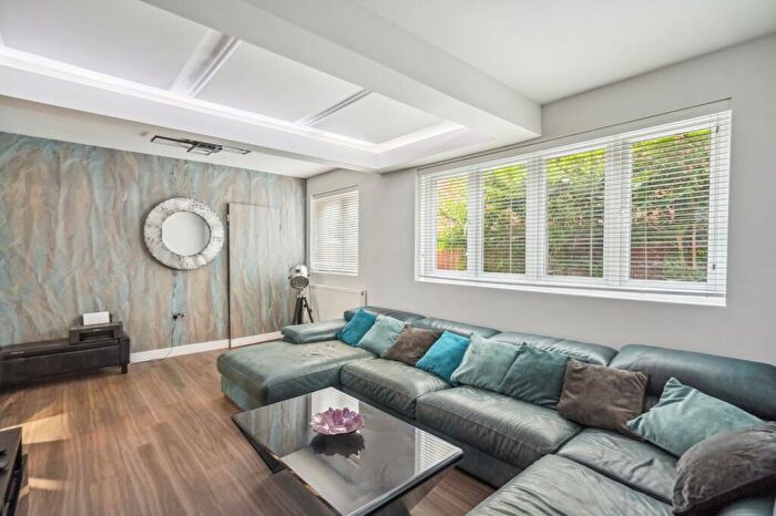4 Bedroom Detached House For Sale In Beaconsfield Road, Farnham Common, Slough, SL2