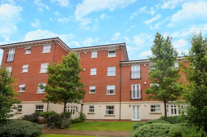 2 Bedroom Flat For Sale In Newbury, Berkshire, RG14