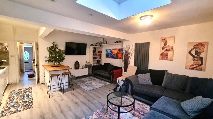 1 Bedroom Flat To Rent In Braybrook Street, East Acton, London, W12