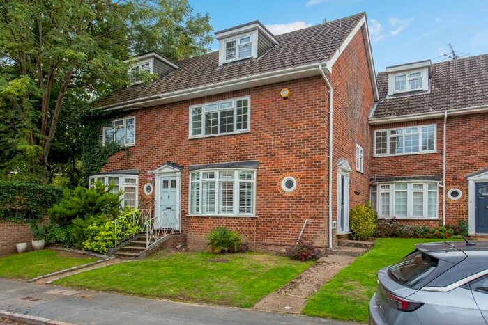 4 Bedroom Mews House To Rent In Gainsborough Court, Walton-On-Thames, KT12