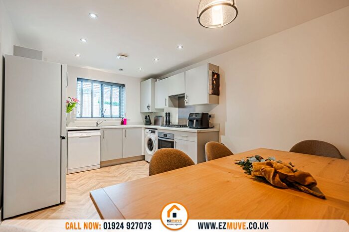 3 Bedroom Semi-detached House For Sale In Mount View, Hanging Heaton, WF17
