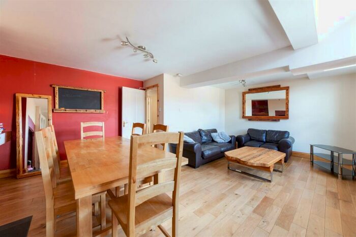4 Bedroom Maisonette To Rent In £pppw - Simonside Terrace, Heaton, NE6