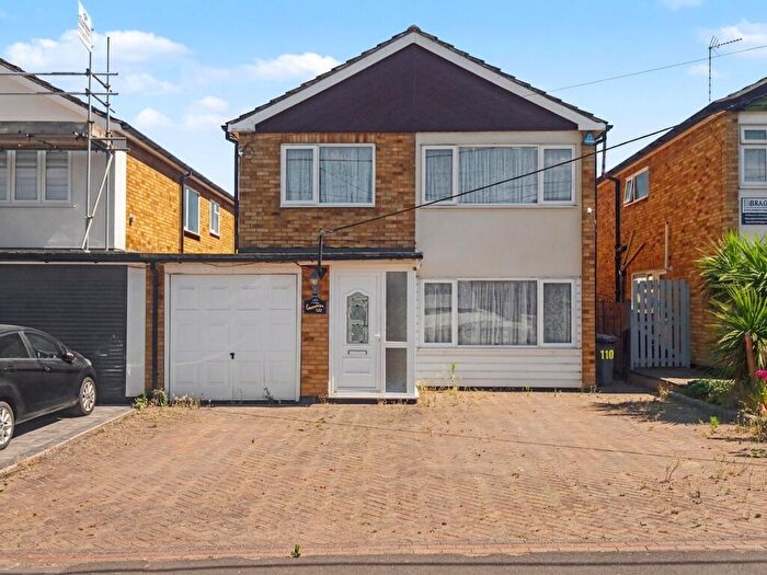 4 Bedroom Link Detached House For Sale In Clarence Road, Rayleigh, SS6