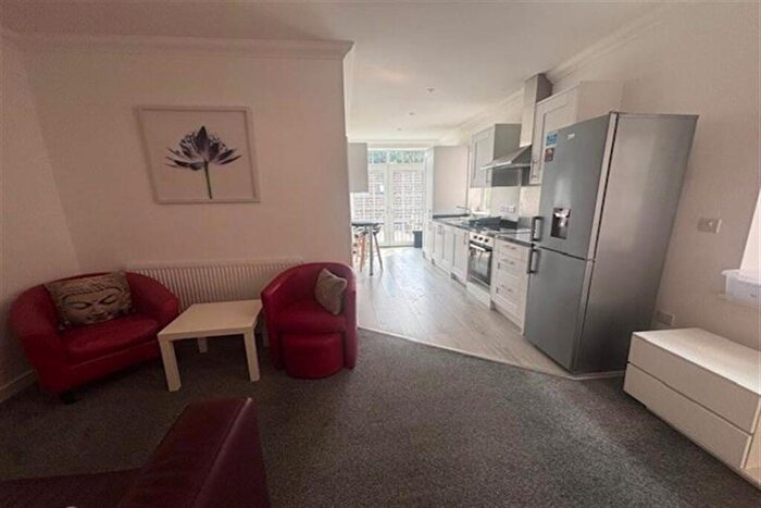 3 Bedroom Flat To Rent In Bedroom First Floor Flat In Bournemouth, BH8