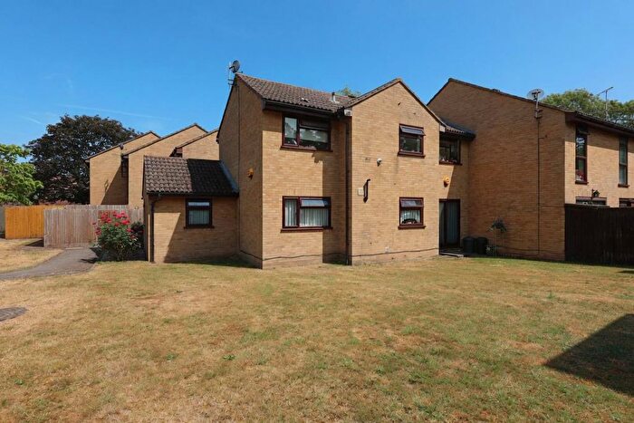 2 Bedroom Maisonette For Sale In Lambourne Court, Uxbridge, UB8