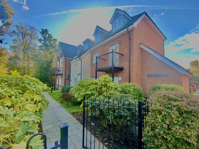 2 Bedroom Flat To Rent In Barn Close, Crawley, RH10