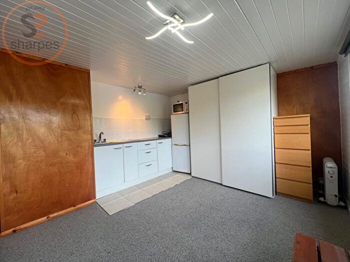 1 Bedroom Houseboat To Rent In Ducks Walk, Twickenham, Greater London, TW1