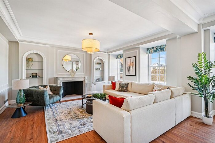 3 Bedroom Flat To Rent In Flat, - Grosvenor Square, London, W1K