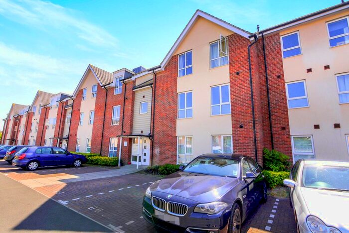 2 Bedroom Flat To Rent In Harrow Close, Chertsey, KT15