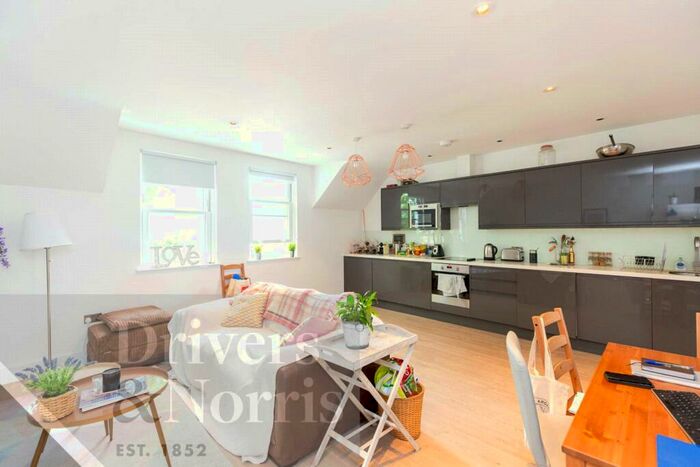 2 Bedroom Apartment To Rent In High Road, East Finchley, London, N2