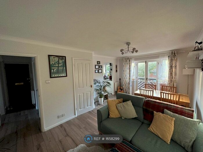 2 Bedroom Flat To Rent In Cheshunt, Waltham Cross, EN8