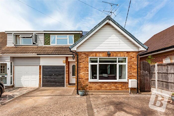 3 Bedroom Semi-Detached House For Sale In Lindon Road, Wickford, SS11