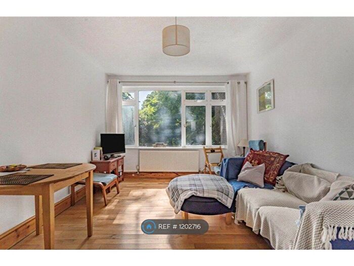 2 Bedroom Flat To Rent In Amberley Court, Brixton, SW9