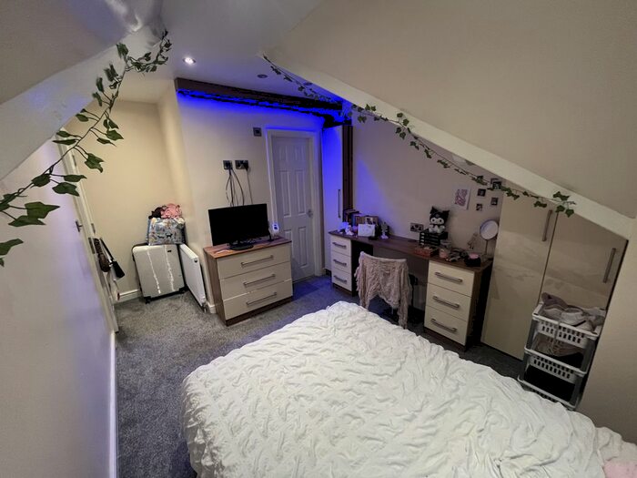 2 Bedroom Flat To Rent In Hyde Park Road, Leeds, West Yorkshire, LS6