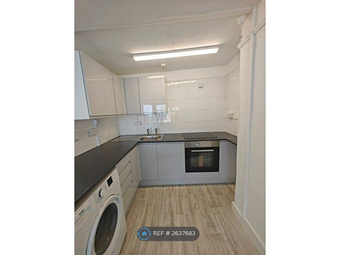 3 Bedroom Flat To Rent In East Street, Weymouth, DT4