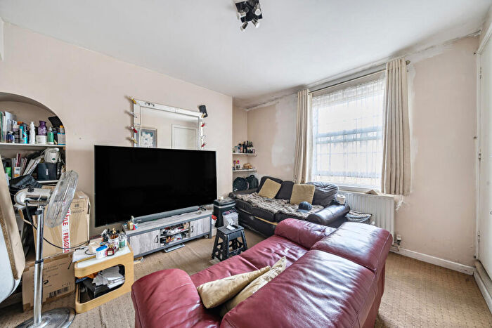 2 Bedroom Apartment For Sale In Doddington Grove, London, SE17