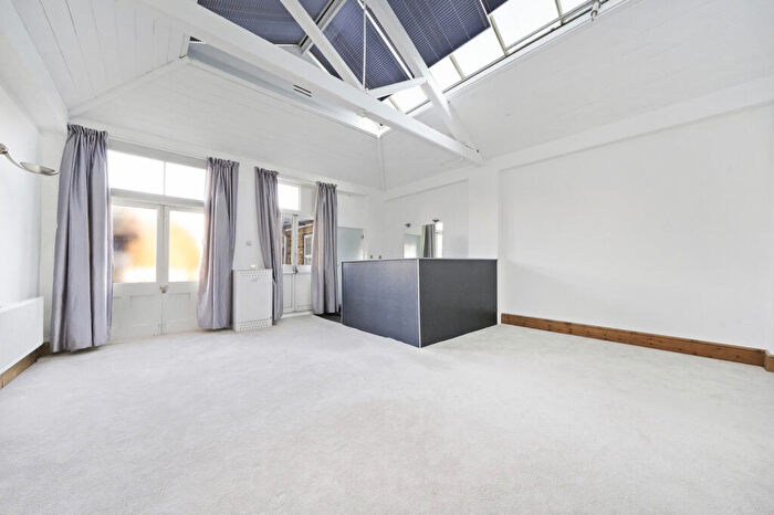 2 Bedroom Flat To Rent In Cross Street, Canonbury, N1
