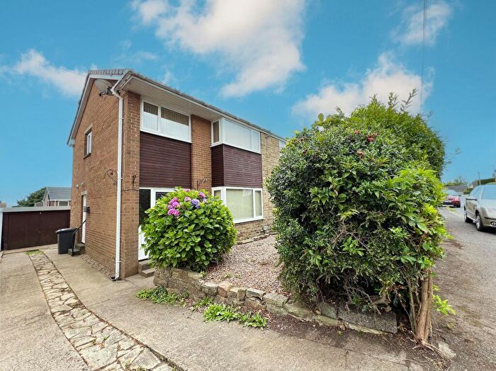 3 Bedroom Semi-Detached House For Sale In Meadow Park, Huddersfield, HD5