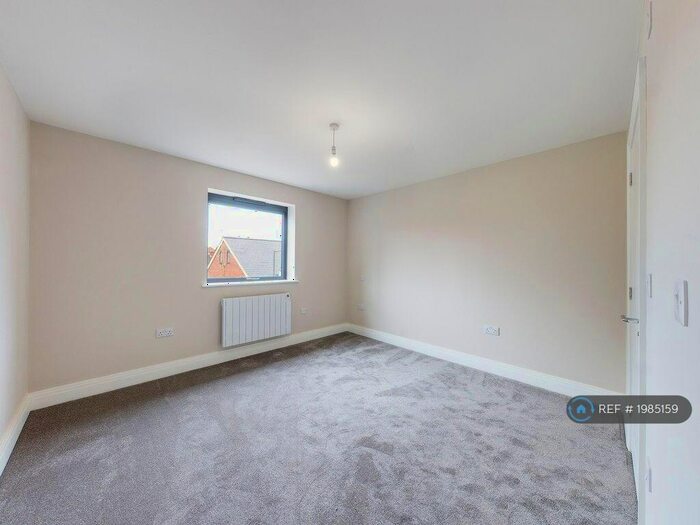 2 Bedroom Flat To Rent In Pavilion Court, High Wycombe, HP13