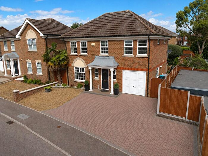 4 Bedroom Detached House For Sale In Skelton Close, Luton, Bedfordshire, LU3