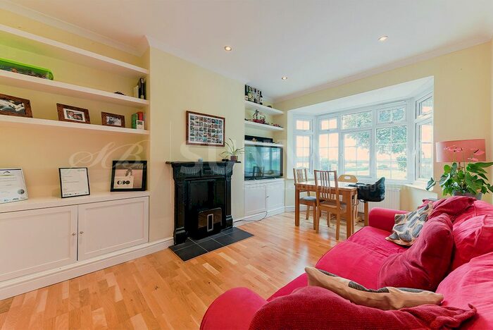 3 Bedroom Flat To Rent In Fieldview, London, SW18