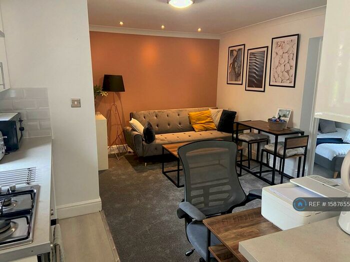 2 Bedroom Flat To Rent In Brookhill Road, London, SE18