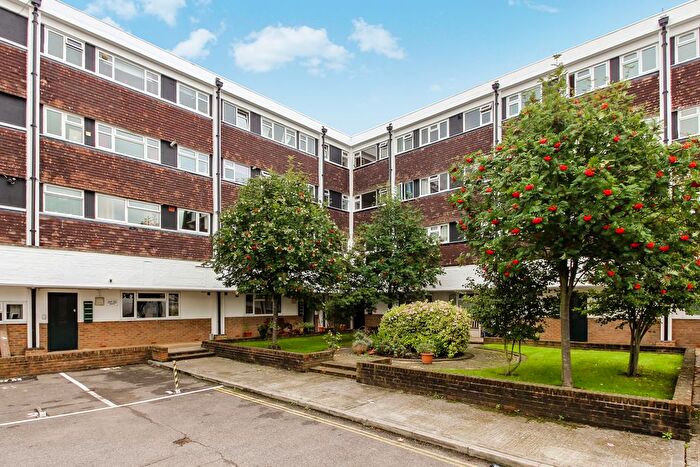 3 Bedroom Flat To Rent In St. Marks Hill, Surbiton, KT6