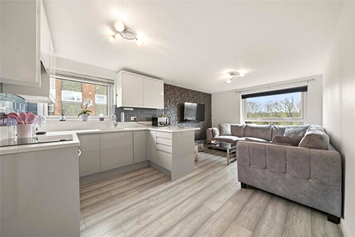 3 Bedroom Flat To Rent In Galsworthy Road, Kingston Upon Thames, KT2