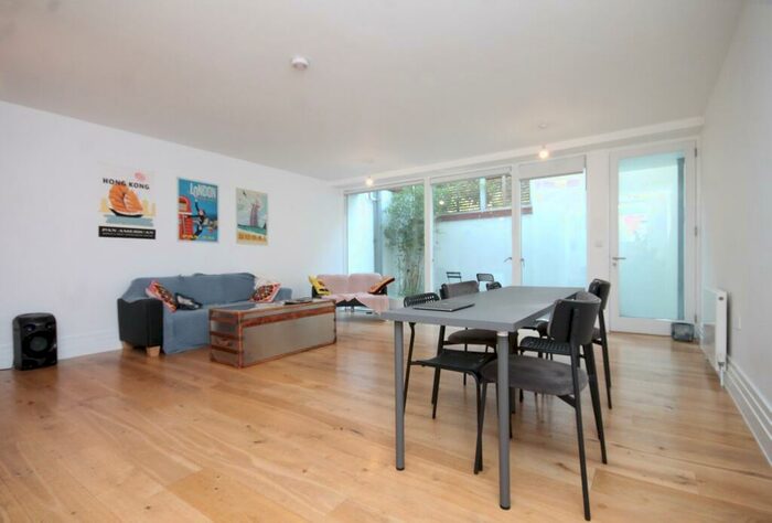 3 Bedroom Flat To Rent In York Way, Islington, N7