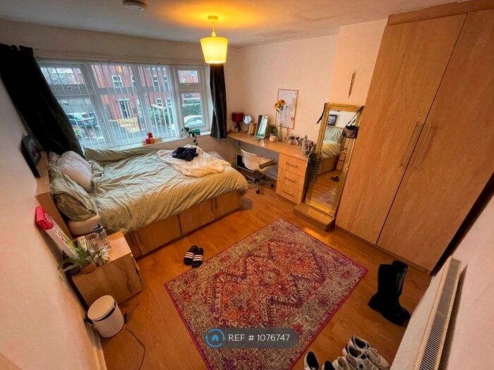 5 Bedroom Semi-Detached House To Rent In Clifton Avenue, Manchester M14