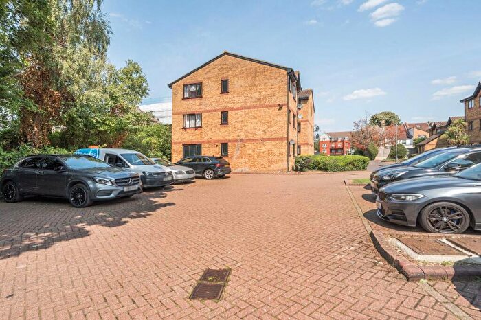 1 Bedroom Apartment For Sale In Gartons Close, Enfield, London, EN3