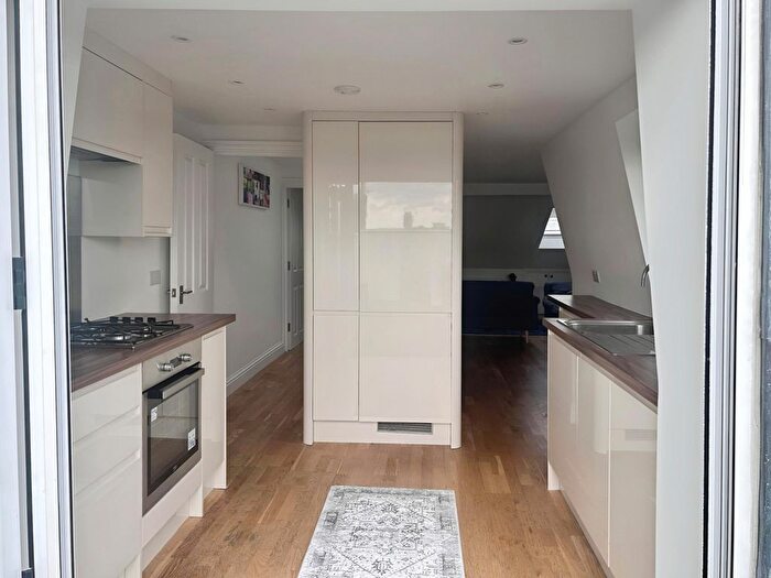 3 Bedroom Flat To Rent In Lucien Road, London, SW17