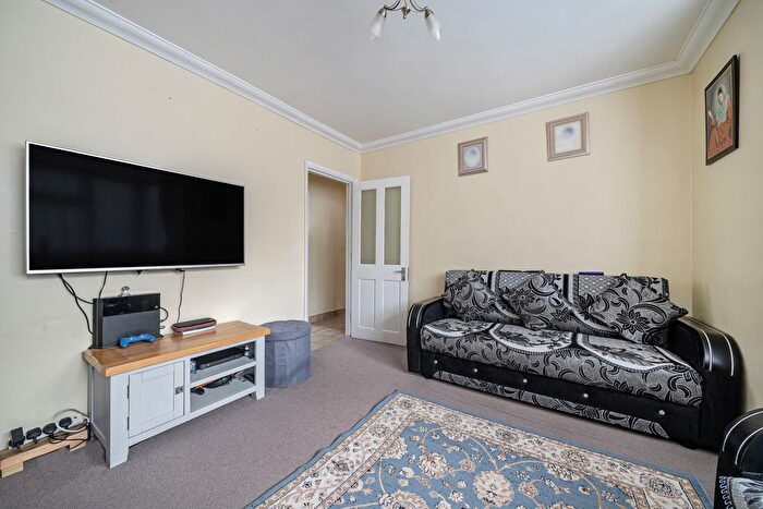 3 Bedroom Maisonette For Sale In Peter Street, Gravesend, Kent, DA12