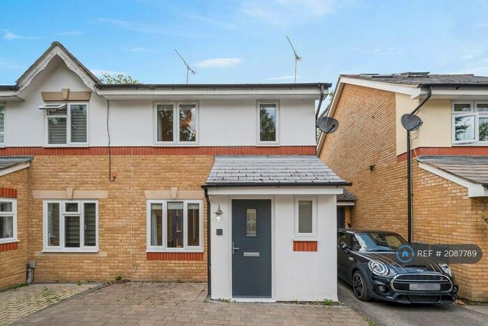 3 Bedroom Semi-Detached House To Rent In Macleod Road, London, N21