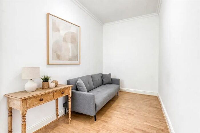 1 Bedroom Flat To Rent In Very Near West Cromwell Road Area, Earls Court, SW5