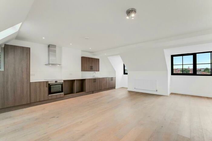 3 Bedroom Flat To Rent In Parkview House, Green Lanes, N8