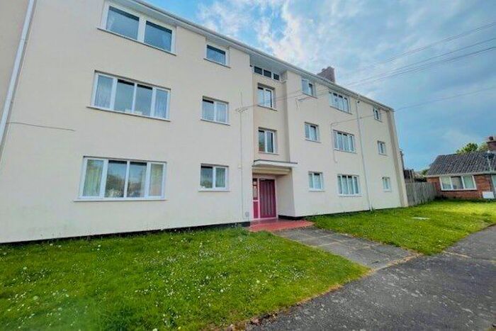 2 Bedroom Flat To Rent In Slapes Close, Taunton, TA2