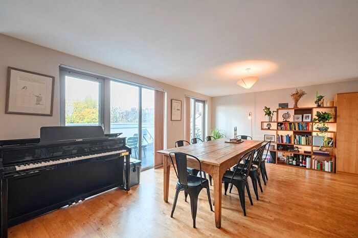 2 Bedroom Flat For Sale In Holloway Road, Holloway, London, N7