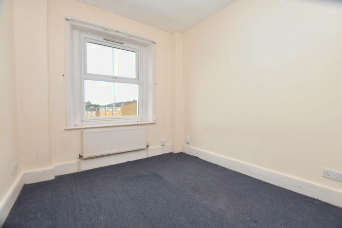 3 Bedroom Flat To Rent In Palace Square, London, SE19