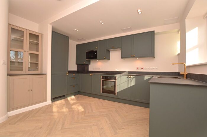 3 Bedroom Flat To Rent In Woodford Road, London, E18