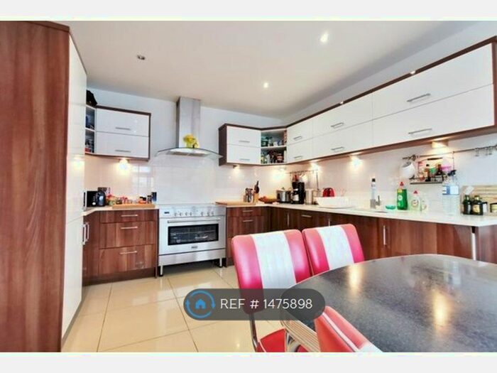 5 Bedroom Semi-Detached House To Rent In Prospect Road, Barnet, EN5