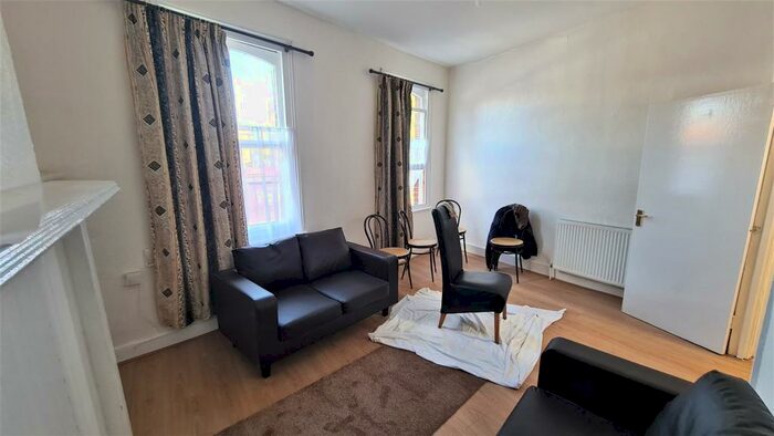 3 Bedroom Flat To Rent In White Hart Lane, Tottenham, N17