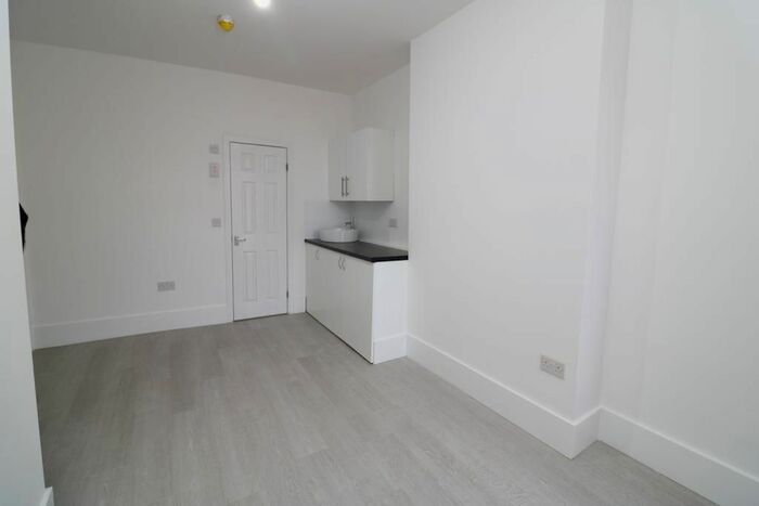 1 Bedroom Flat To Rent In Park Avenue, London CR4