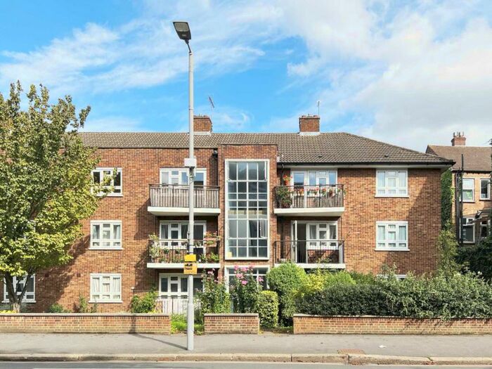 2 Bedroom Flat To Rent In Coombe Road, New Malden, KT3