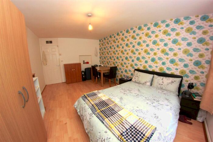 2 Bedroom Flat To Rent In Bow Common Lane, London, E3