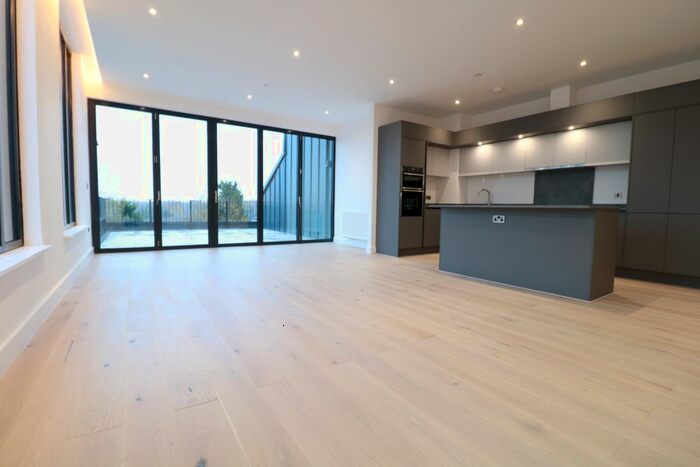 3 Bedroom Penthouse To Rent In Streetsbrook Road, Solihull, B91