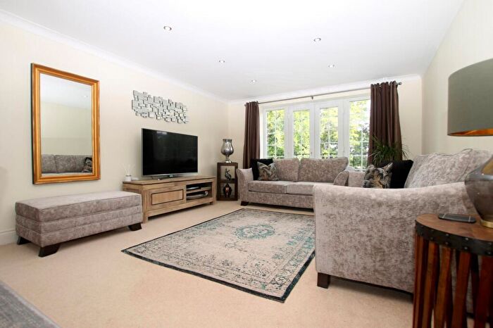 2 Bedroom Flat To Rent In Grosvenor Court, Egerton Road, Weybridge, KT13