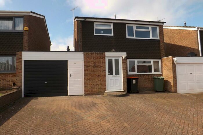 3 Bedroom Detached House To Rent In Linden Road, Dunstable, Bedfordshire, LU5